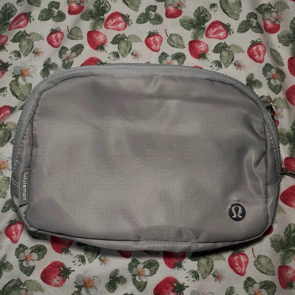 lululemon athletica grey/silver belt bag 2L